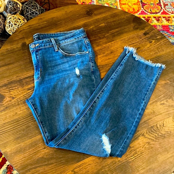 Just Black Denim - JUST BLACK Santiago Frayed Hem Straight
Leg Jean